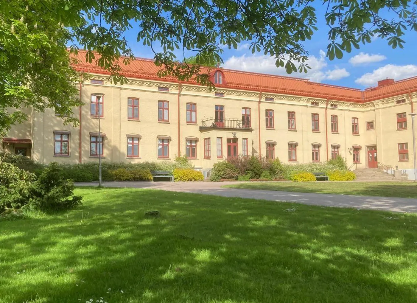 Behandlingsrum på Beauty@Home i Trollhättan med lugn havsutsikt på väggen